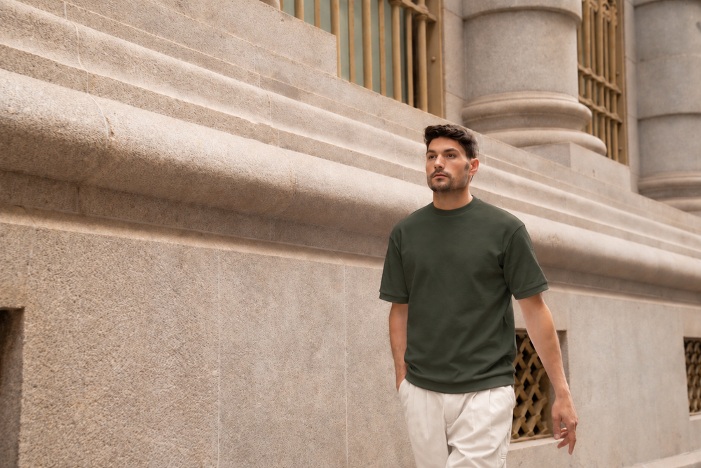 Freedom Fit Tee Forest Green gedragen met een lichte ecru broek – Club 24