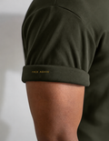 Freedom Fit Tee Forest Green: omgeslagen mouw met gouden FREE AGAIN-opdruk